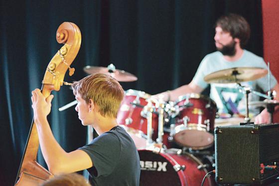 Junge Musiker zeigen was möglich ist: Klassik trifft auf Rock im Zeugnerhof.	Foto: VA