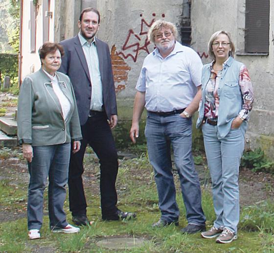 Große Freude über die Zustimmung der Gemeinde zum Kauf des alten Bahnhofs herrschte beim Vorstand des Vereins »VABOSH«.	Foto: Verein