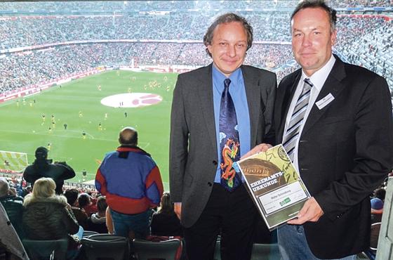Die Allianz Arena war ein würdiger Rahmen. Walter Schmidkonz (vorne) und Wolfgang Lauter freuten sich über die Ehrenurkunde des DFB.	Foto: Verein