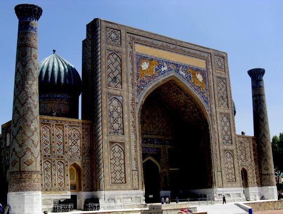 Eines der großartigsten Zeugnisse der islamischen Kultur. Der »Sher-Dor-Madrasa« in der usbekischen Provinz Samarkand. 	Foto: Filmfreunde