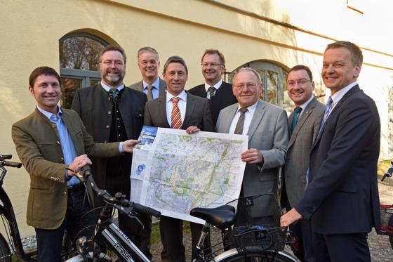 Die acht Bürgermeister der NordAllianz präsentierten die neue Radwegekarte und schwangen sich danach gleich selbst aufs Radl.	Foto: Stadt Garching