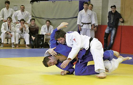 Piers Murphy (oben) und Maxi Forstmair	 (unten)  siegten für die Grafinger Judoka.	Fotos: Gabi Sabo