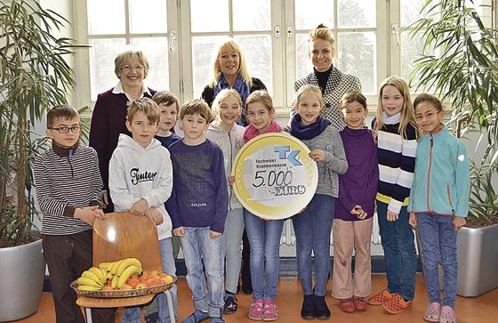 Ursula Latka-Kiel, Gabriele Feichtmaier und Melanie Baumgärtner mit Kindern der Simmernschule, die sich alle zusammen über den 5.000-Euro-Zuschuss freuen.	Foto: TK