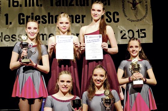 Die JazzADa-Teenies holten sich mit 27,7 Punkten den Pokal für die höchste Punktzahl der Showformationen. Doch auch die älteren Schleißheimer Tänzerinnen kamen auf Platz eins. 	Foto: TSV Schleißheim