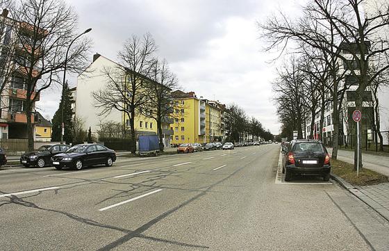 Balanstraße: Von heute vier auf künftig zwei Fahrstreifen soll die vielbefahrene Trasse nach der Vorstellung von Anwohnern »verschlankt« werden. Foto: RedRP