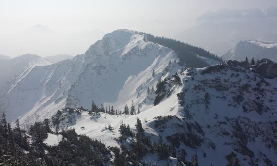 Der Breitenstein ist eine fordernde, aber auch lohnende Tour. Über den rechten Gipfelgrat verläuft unser Aufstiegsweg.	Foto: Stefan Dohl