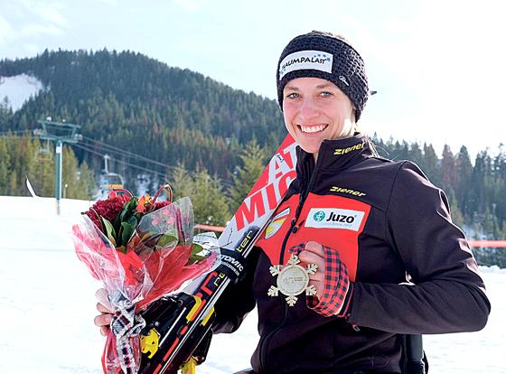 Anna Schaffelhuber strahlt nach dem Sieg im SuperG  sie war als einzige Starterin ins Ziel gekommen.	Foto: DBS