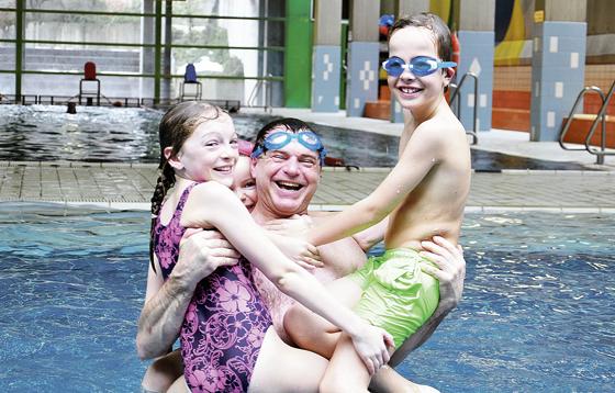 Vor allem für Familien ist die Sonntagsöffnung im Schwimmbad Riemerling ein günstiger Spaß. 	F: VA