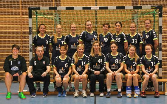 Das gesamte Team: Handballerinnen des TSV Trudering steigen in die Bezirksliga auf.	Foto: privat