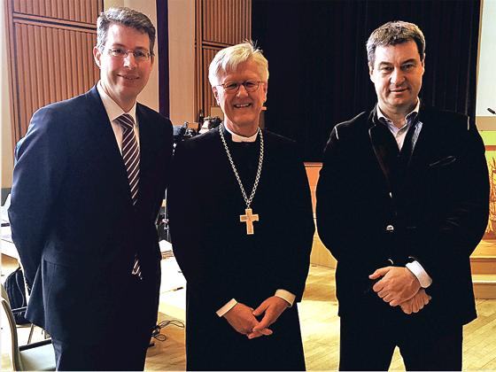 Landesbischof Professor Heinrich Bedford-Strohm mit den Mitgliedern der Landessynode Markus Blume (li.) und Staatsminister Dr. Markus Söder (re.).	Foto: privat