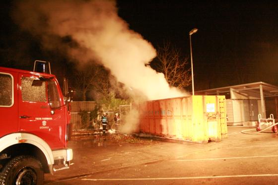 Passanten bemerkten den brennenden Wertstoffcontainer und ruften die Feuerwehr.	Foto: Feuerwehr