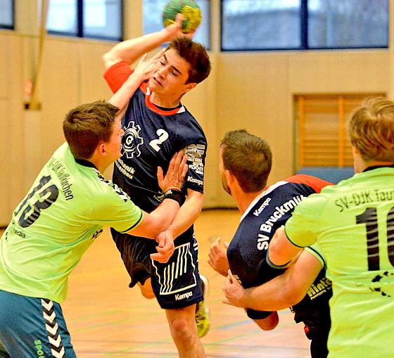 Die Taufkirchner Handball-Herren haben nach einem Offensivspektakel gegen Bruckmühl den Einzug ins Final4 geschafft. 	Foto: VA
