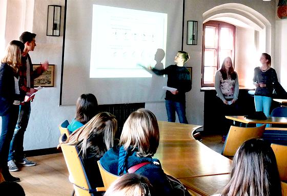 Die Schüler der Ebersberger Mittelschule präsentierten die Ergebnisse ihres Schulprojektes.	Foto: Stadt Ebersberg