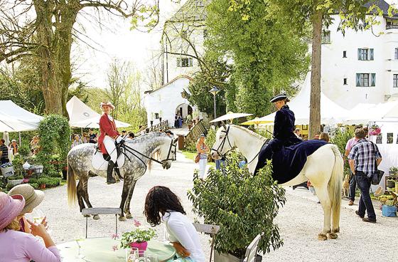 Barocke Reiterinnen vor prächtiger Kulisse beim letzten Gartenfest auf Schloss Amerang.  	Foto: VA
