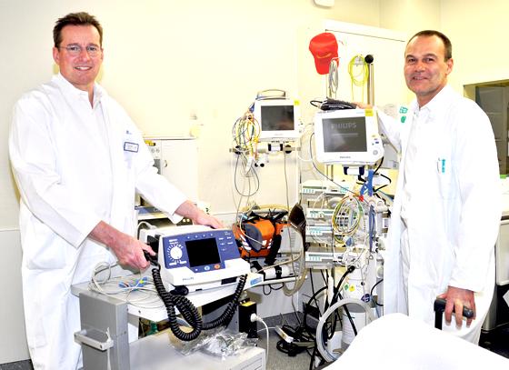 Ein eingespieltes Team: Chefarzt Dr. Artur Klaiber und sein leitender Oberarzt Dr. Jörg Dannheuser. 	Foto: Kreisklinik
