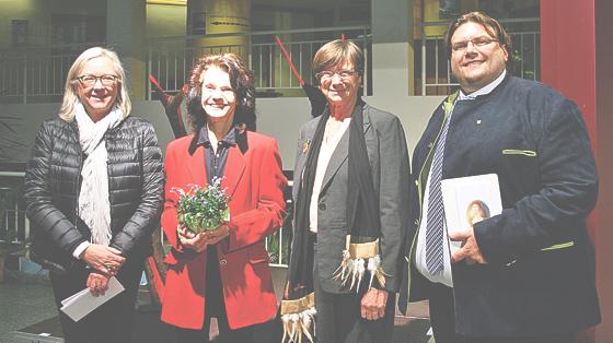 Die Künstlerin (2.v.l.) mit Daniela Benker (l.), Gisela Hesse und Stefan Krimmer.	Foto: VA