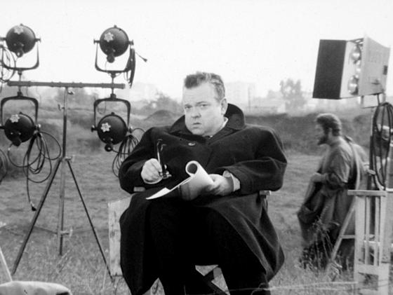 Orson Welles, der im Film »La Ricotta« einen Regisseur spielt, verliert während der Dreharbeiten auf skurrile Art einen Komparsen.	Filmszene: Filmmuseum