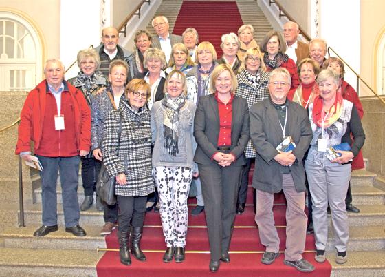 SDP-Politikerin Doris Rauscher (vorne Mitte) begrüßte eine Gruppe aus Poing im Landtag. 	F.: Büro Rauscher