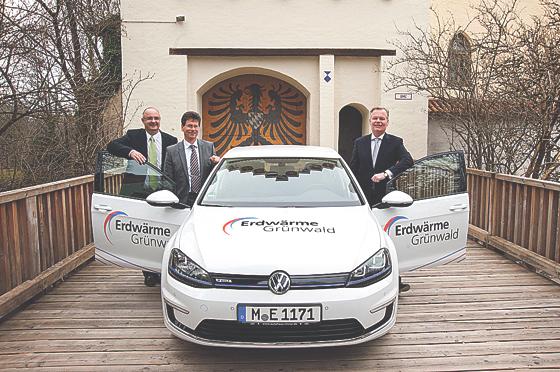 Die Mobilität der Erdwärme Grünwald hört jetzt auf den Namen e-Golf. Es freuen sich Bürgermeister Jan Neusiedl (r.) und die beiden EWG-Geschäftsführer Andreas Lederle (l.) und Stefan Rothörl.	Foto: VA