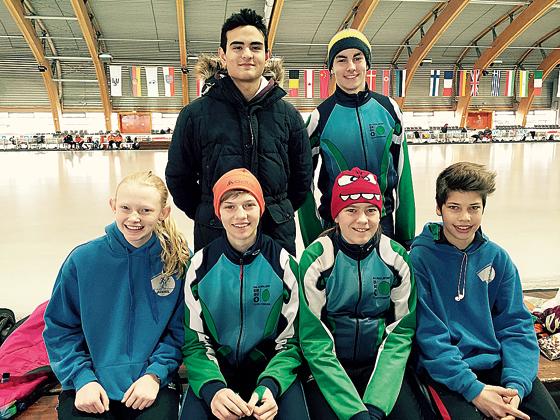 Die Eisschnellläufer des ERSCO bei den Deutschen Junioren-Meisterschaften freuen sich über ihren Erfolg.	Foto: ERSCO
