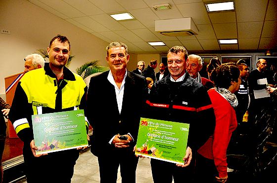 Eduard Klas, Mandelieus Bürgermeister Henri Leroy und Didier Holton von den Jeunes sapeurs Pompiers mit dem Diplom dHonneur  der Ehrenurkunde.	Foto: privat