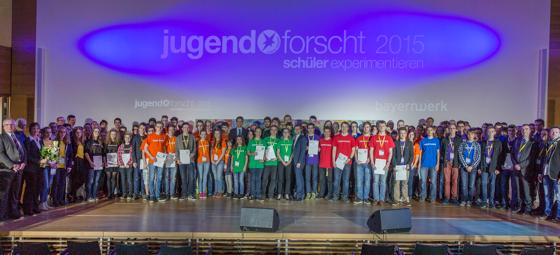 Alle Sieger des Landesentscheids und die Juroren stellten sich zum Gruppenfoto. 	Foto: Bayernwerk AG