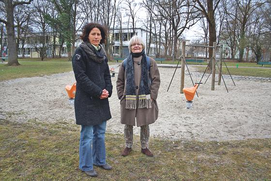 Einen Spielplatz für Kinder, Jugendliche und Senioren im Amphionpark: Das fordern Kathrin Koop (rechts) und Veronika Kahl aus dem BA Moosach.	Foto: js