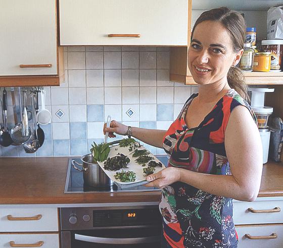 Kräuterpädagogin Anita Himmer verrät, warum die »Grüne Suppe« so gesund ist.	Foto: hw/ah