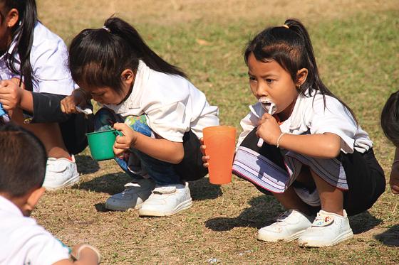 Gemeinsames Zähneputzen ist ein wichtiger Teil der Gesundheitserziehung beim Schulprojekt in Laos. 	Foto: privat