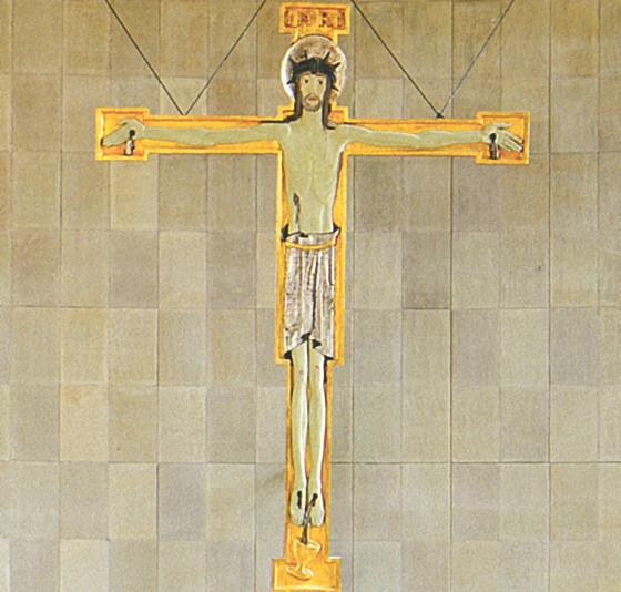 Jesus am Kreuz, die Darstellung im Altarraum der St.-Andreas-Kirche  in der Isarvorstadt.  Foto: Pfarrgemeinde