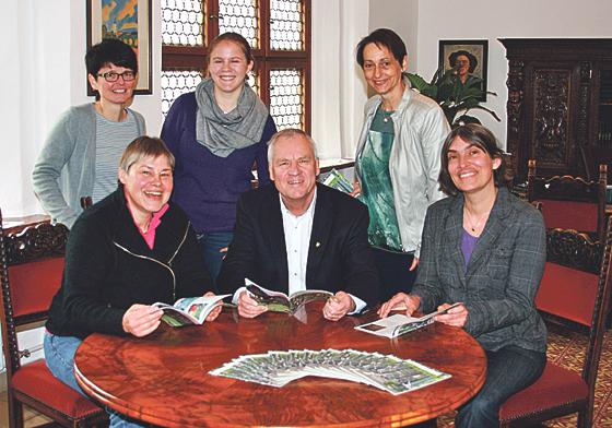 Walter Brilmayer und das Museums-Team präsentieren das neue Programm für 2015. 	Foto: Stadt Ebersberg
