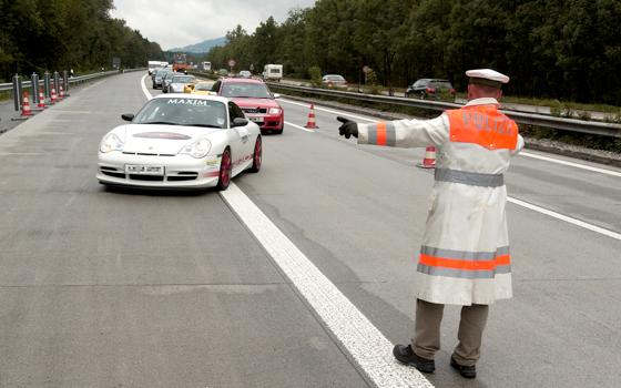 »Fahren Sie bitte mal rechts ran!« Beim sogenannten Blitzmarathon werden die ertappten Verkehrssünder an Ort und Stelle belehrt.	Foto: © Bayerische Polizei