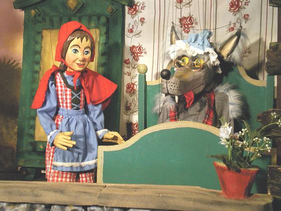 Spaß für die ganze Familien: »Rotkäppchen« (und der böse Wolf) als Marionettentheater.	Foto: VA