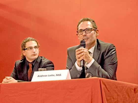 MdL Andreas Lotte (rechts) beantwortet eine Frage von Moderator Markus Guinand.	Foto: VA
