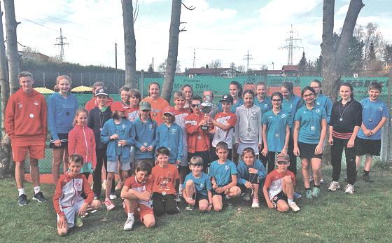 Spannende Tennismatches lieferten sich die Jugendabteilungen von TC Pliening und SC Baldham-Vaterstetten. Letztere holten sich den Pokal.	Foto: TC Pliening