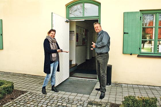 Hereinspaziert und herzlich willkommen! Julia Schönfeld und Michael Bohlmann freuen sich auf Münchner Straßenkünstler im Pelkovenschlössl.	Foto: js
