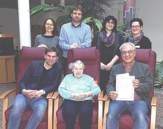 Relax-Sessel für die Kirchheimer Senioren: Darüber freuen sich auch Bürgermeister Maximilian Böltl  (unten links) und Helmut Brandt vom Förderverein Collegium 2000 (unten rechts).	Foto: Verein