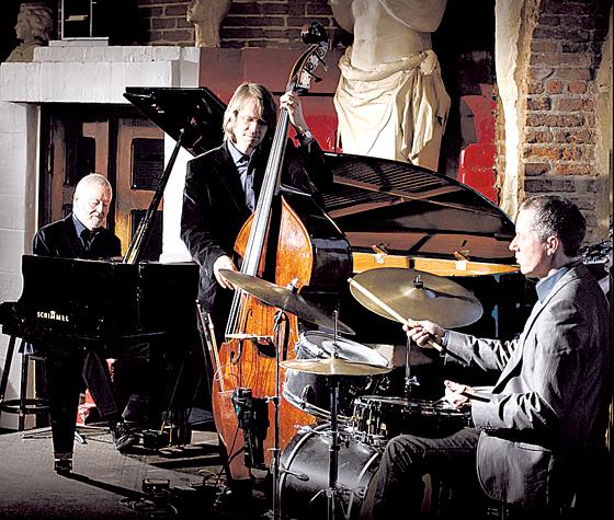 Das Joe Kienzemann-Trio bringt am 24. April das FoolsTheater zum Klingen.	Foto: VA