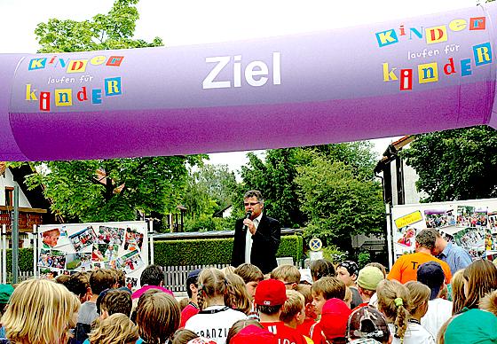 Putzbrunns Bürgermeister Edwin Klostermeier bedankt sich bei den Teilnehmern des Spendenlaufes 2012 für das sportliche Engagement.	Foto: VA