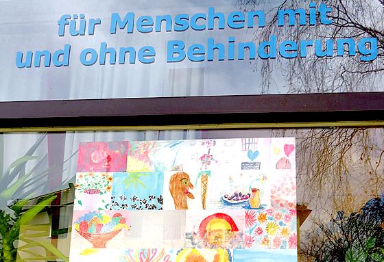 Schaufenster des Begegnungsladens Siloah in der Riesenfeldstraße.	Foto: Siloah/Angela Scheibe-Jaeger