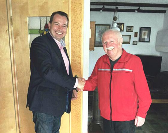 Der Hallbergmooser CSU-Chef Oliver Tjarks (links) gratulierte Fritz Gentzsch zum 70. Geburtstag. Der hatte einst die JU des Ortes mitgegründet. 	Foto: CSU