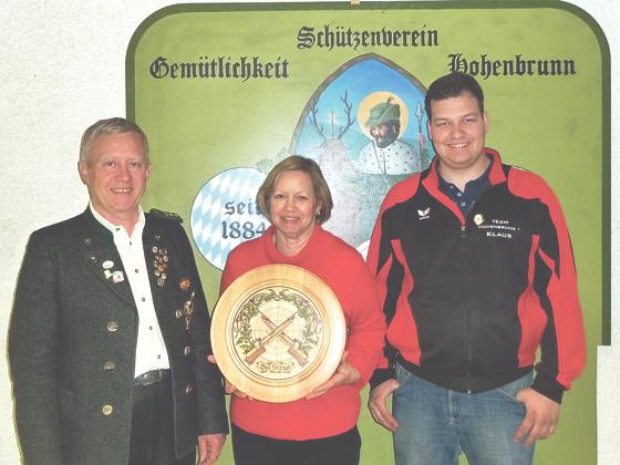 Schützenmeister Lothar Birkner darf dieses Mal seiner Frau Elisabeth Birkner (54,4 Teiler) als Gewinnerin der Endscheibe gratulieren. Gestiftet wurde sie von Klaus Hammerschick. 	Foto: VA