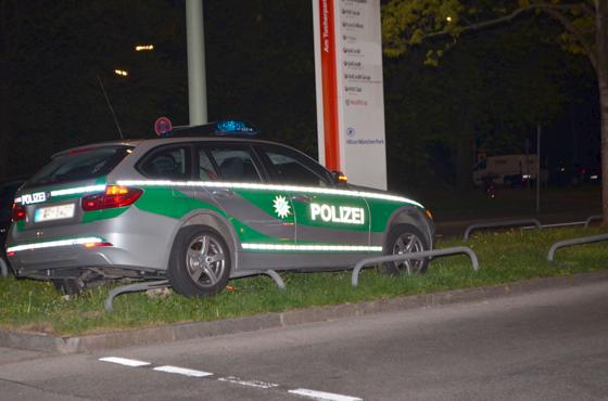 Bei der Verfolgungsjagd quer durch Schwabing kam dieser Polizeiwagen unsanft von der Straße ab.	Foto: Polizeipräsidium München