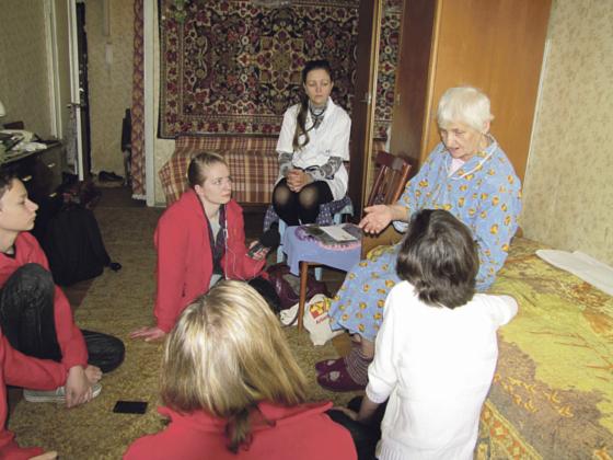 Teilnehmer der ASJ München im Gespräch mit einer ehemaligen Zwangsarbeiterin aus der Ukraine.	Foto: MZM