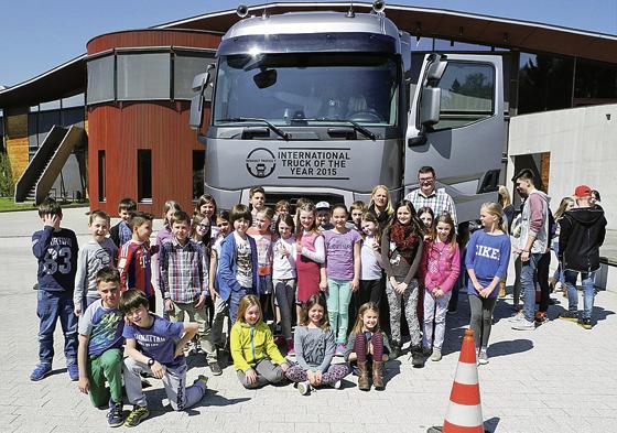 Höhepunkt für die Viertklässler der Montessori Schule Aufkirchen: Der »Truck of the year« war zu Gast beim Verkehrssunterricht. 	Foto: Montessori-Verein Erding