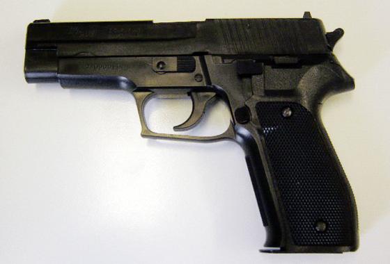 Täuschend echt: die sichergestellte Softair-Pistole aus Neukeferloh.	Foto: Polizei München