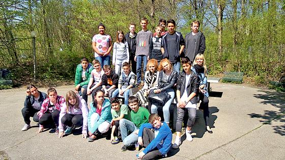 Die Realschüler der Klasse 6a mit Klassenleiterin Julia Frommer präsentieren ihre Lust auf Lyrik am 6. Mai im Kulturhaus Neuperlach.	Foto: VA