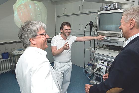 Oberbürgermeister Dieter Reiter bei der Besichtigung der hoch modernen Endoskopie des Klinikums  Neuperlach.	Foto: Klaus Krischock