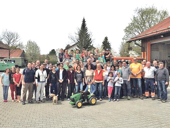 Rund 70 freiwillige Helfer befreiten die Grasbrunner Waldränder von Unrat. 	Foto: privat