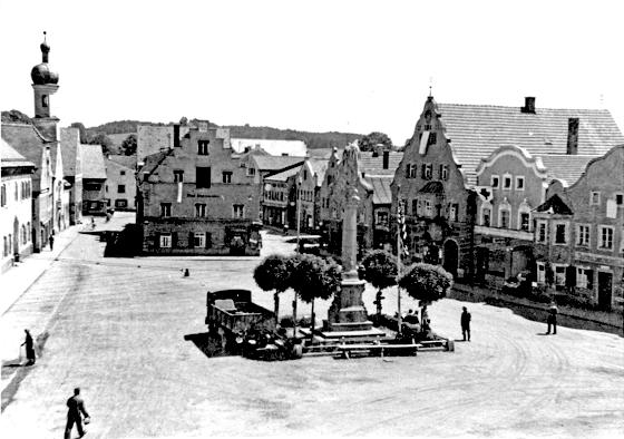 Der weiß beflaggte Grafinger Marktplatz nach dem Einmarsch der Amerikaner im Mai 1945. 	Foto: Museum Grafing